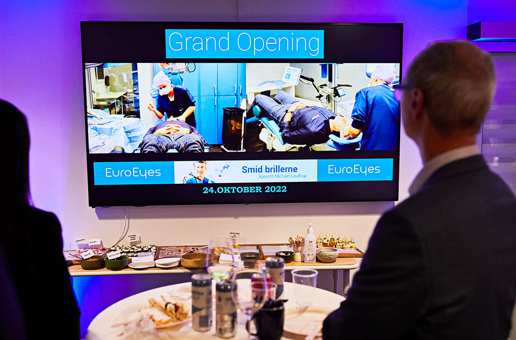 While guests enjoy treats, they experience Morten Arndal Nielsen's eye surgery live on screen