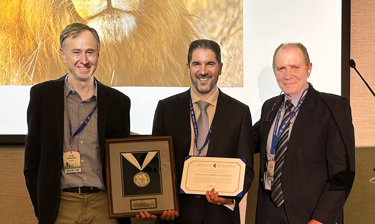 Dr Glenn Carp receives the prestigious Kritzinger Safari Award