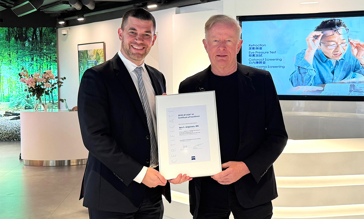 Magnus Reibenspiess (Head of Strategic Business Unit Ophthalmology/ President ZEISS Ophthalmology) presents Dr Jørgensen with the certificate